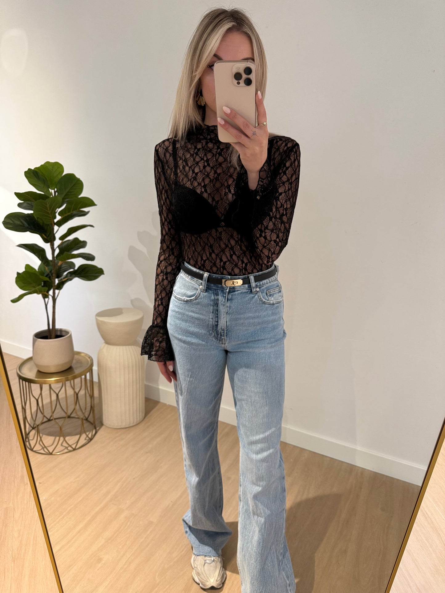 RUFFLE LACE TOP - BLACK